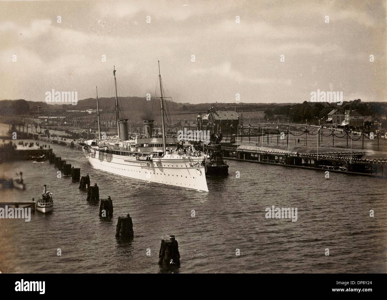 Die Staat Yacht S.M.S "Hohenzollern" mit Kaiser Wilhelm II. und seine Familie kommt im Hafen von Kiel am 20. Juni 1895 für die dreitägige Eröffnungsfeier von der Kaiser-Wilhelm-Kanälen (heute Nord-Ostsee-Kanal), die vom 20. bis 22. Juni 1895 stattfinden wird.    Foto: Sammlung Sauer Stockfoto