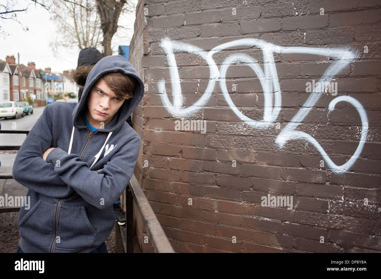 Ein Teenager herumlungern, Gehabe an einer Straßenecke suchen einzuschüchtern und zu bedrohen. Stockfoto