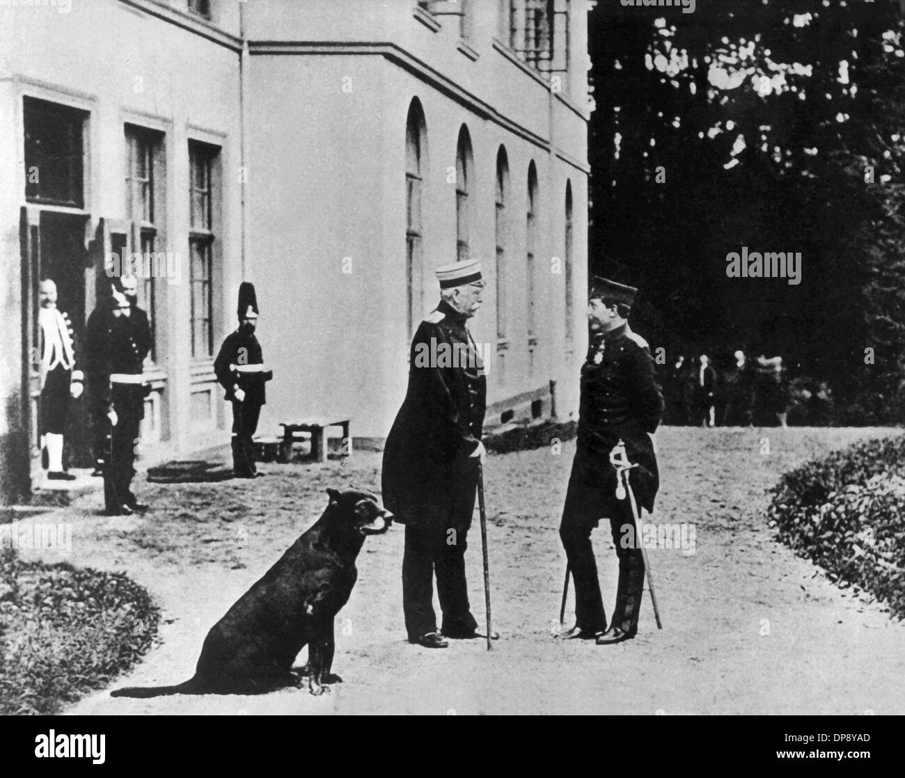 Emperor Wilhelm II (r) besucht seinen Reichskanzler Fürsten Otto von Bismarck (l) in Friedrichsruh im Oktober 1888. Bismarck war Reichskanzler von 1871 bis 1890. Seine Einführung der Sozialversicherung gilt heute als epochale. Stockfoto