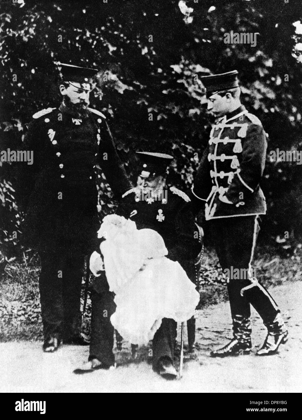 Der deutsche Kaiser Wilhelm I. (Mitte, sitzend), den Kronprinzen und späteren Kaiser Friedrich III. (links), Prinz Wilhelm, der spätere Kaiser Wilhelm II. (rechts) und sein Sohn Friedrich Wilhelm, der letzte deutsche Kronprinz (undatiertes Archiv Foto). Stockfoto