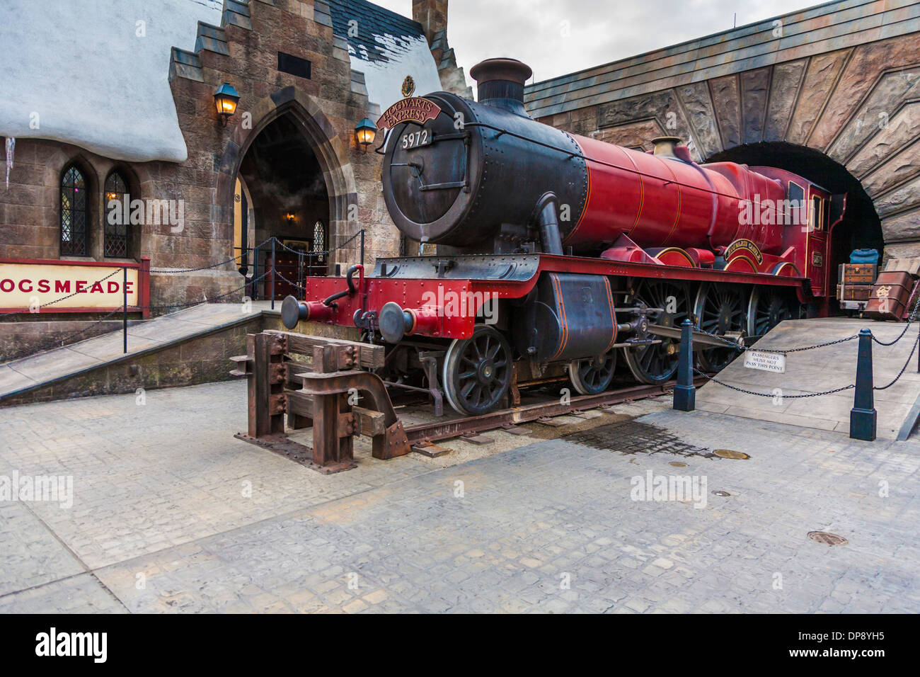 Hogwarts Express Zug am Bahnhof Hogsmeade in die Zauberwelt von Harry