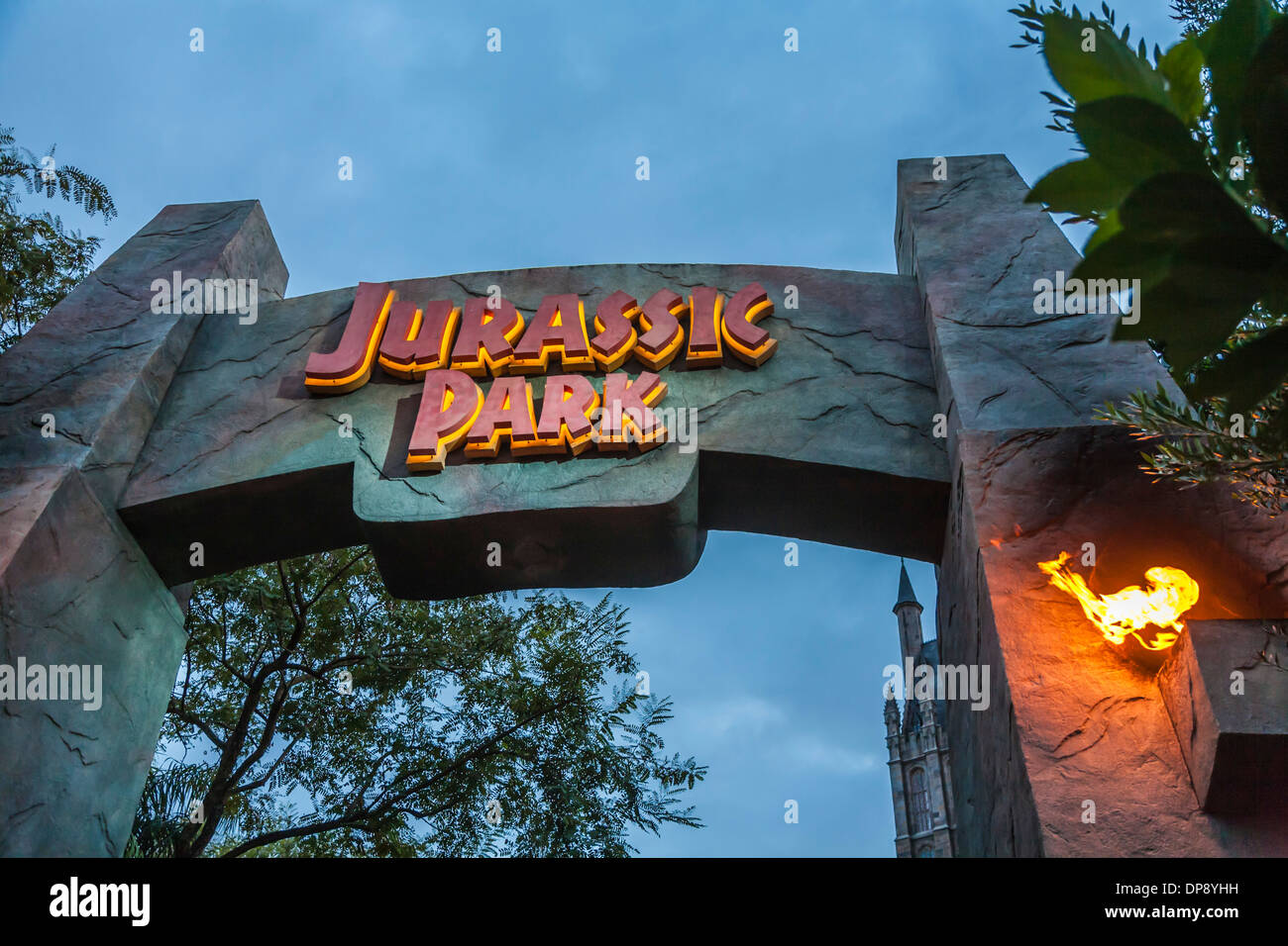 Melden Sie sich am Bogen am Eingang zur Jurassic Park Bereich der Islands of Adventure in den Universal Studios in Orlando, Florida Stockfoto