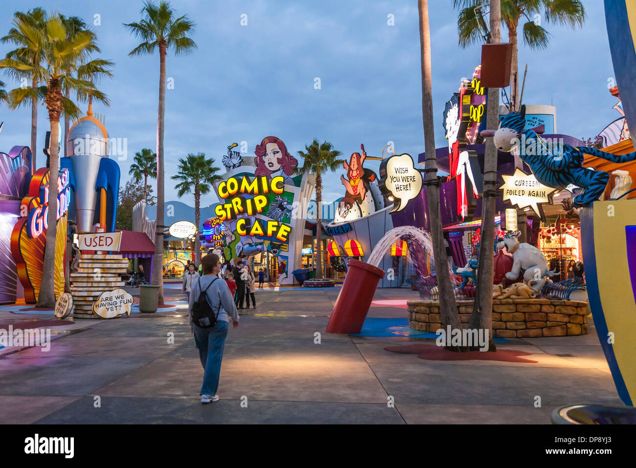 Frau zu Fuß in Toon Lagune bei Universal Studios Islands of Adventure in Orlando, Florida Stockfoto