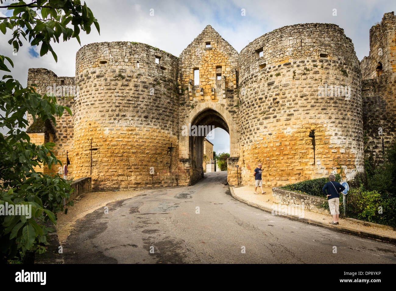 Porte des Tours, Domme, Frankreich, Europa. Befestigten alten Haupttor, die schöne mittelalterliche Altstadt. Stockfoto