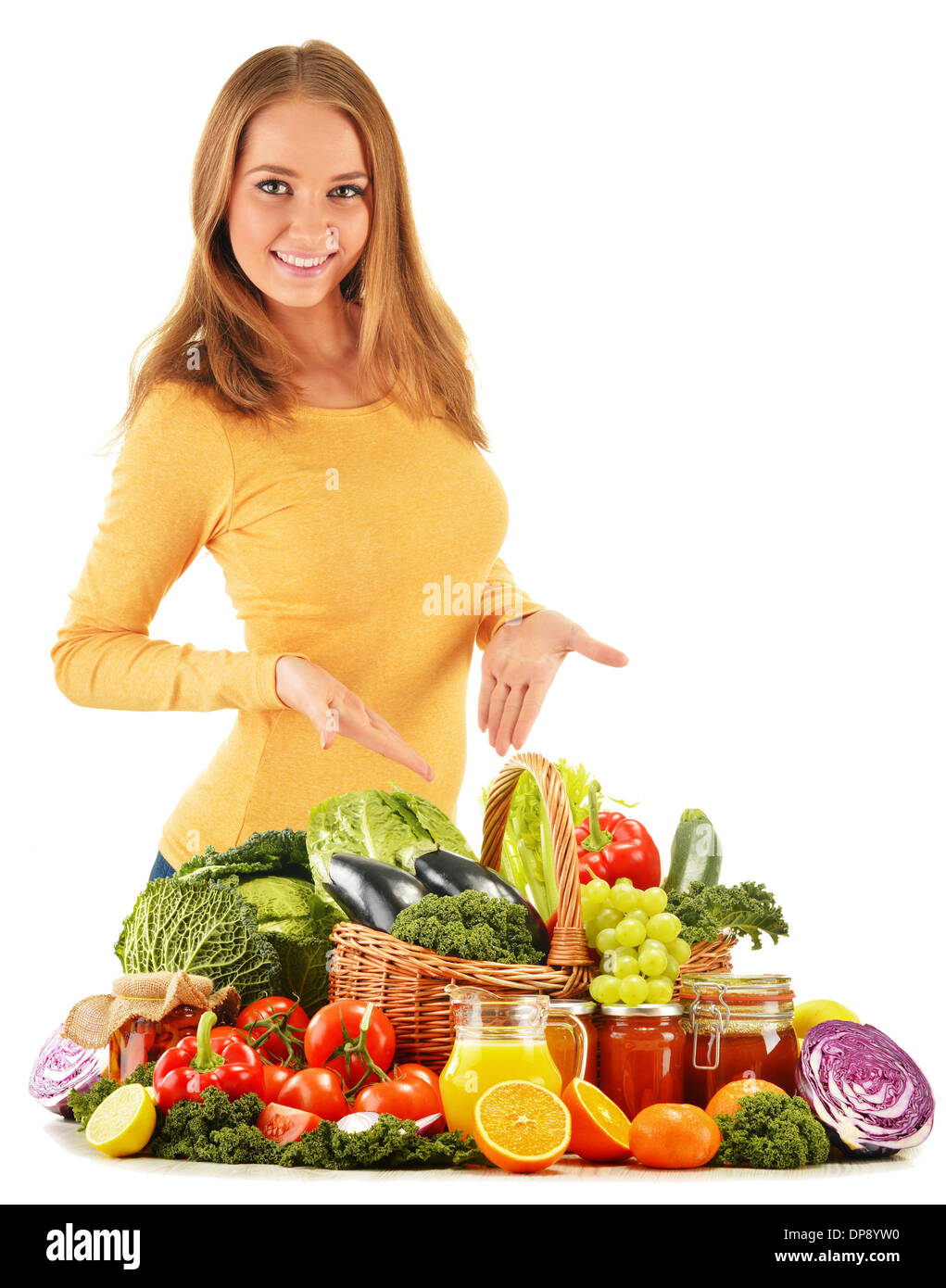 Junge Frau mit sortierten Supermarkt-Produkte, die isoliert auf weißem Hintergrund Stockfoto