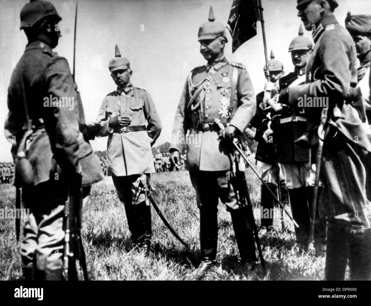 Kaiser Wilhelm II. (m) Ehrungen Soldaten von General Otto von unterhalb der Armee (2. von links) mit dem Eisernen Kreuz an der Ostfront des zweiten Weltkriegs I. Wilhelm. wurde am 27. Januar 1859 in Berlin geboren und starb am 4. Juni 1941 im niederländischen Exil. Er wurde mit militärischen Ehren auf Hitlers Befehl begraben. Stockfoto