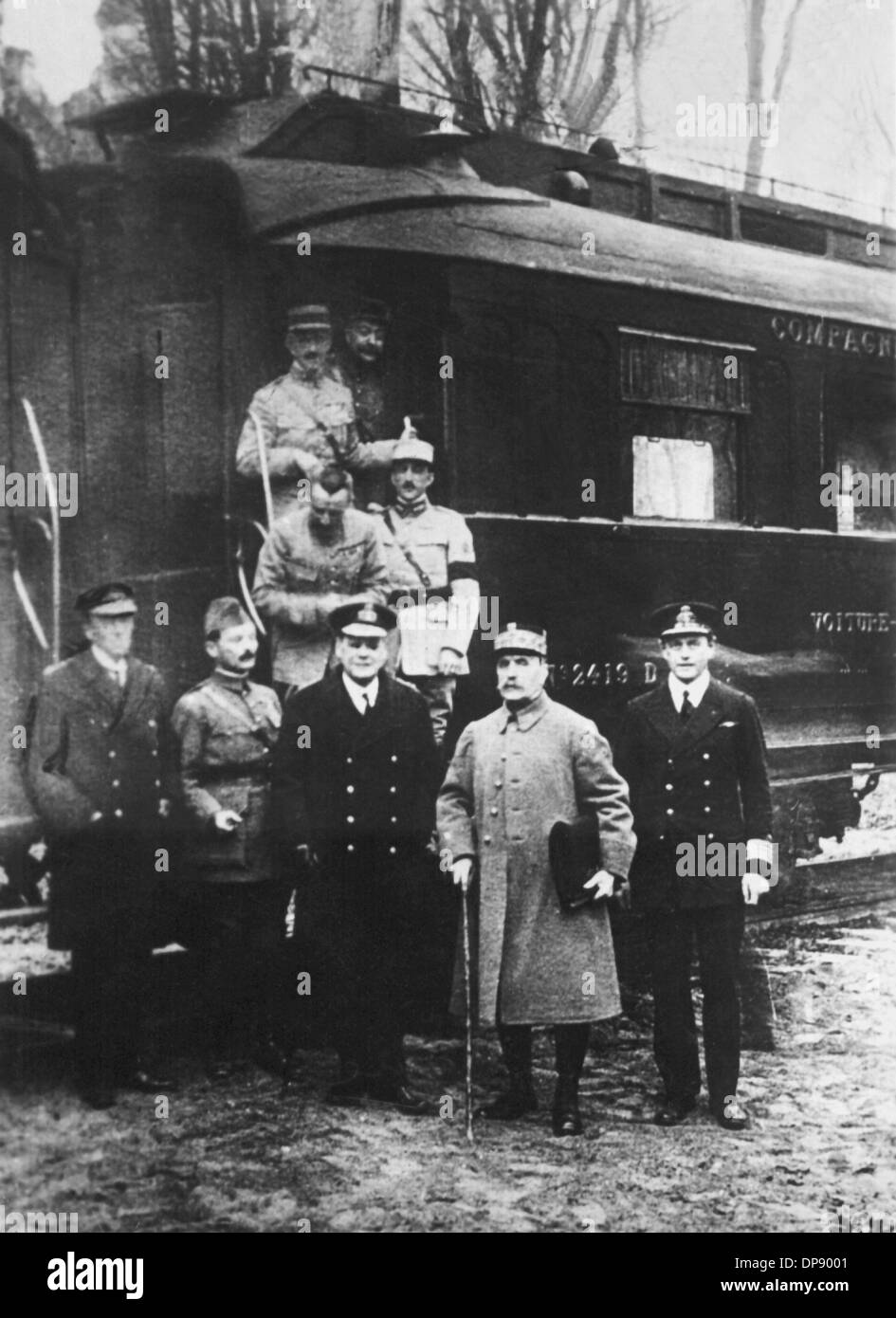 Ein Gruppenbild der Vertreter Deutschlands und den westlichen Alliierten nach dem Waffenstillstand in Compiègne am 11. November 1918. Die Waffenruhe Dokument wurde in Nordfrankreich nach mehr als vier Jahren des Krieges unterzeichnet. Stockfoto