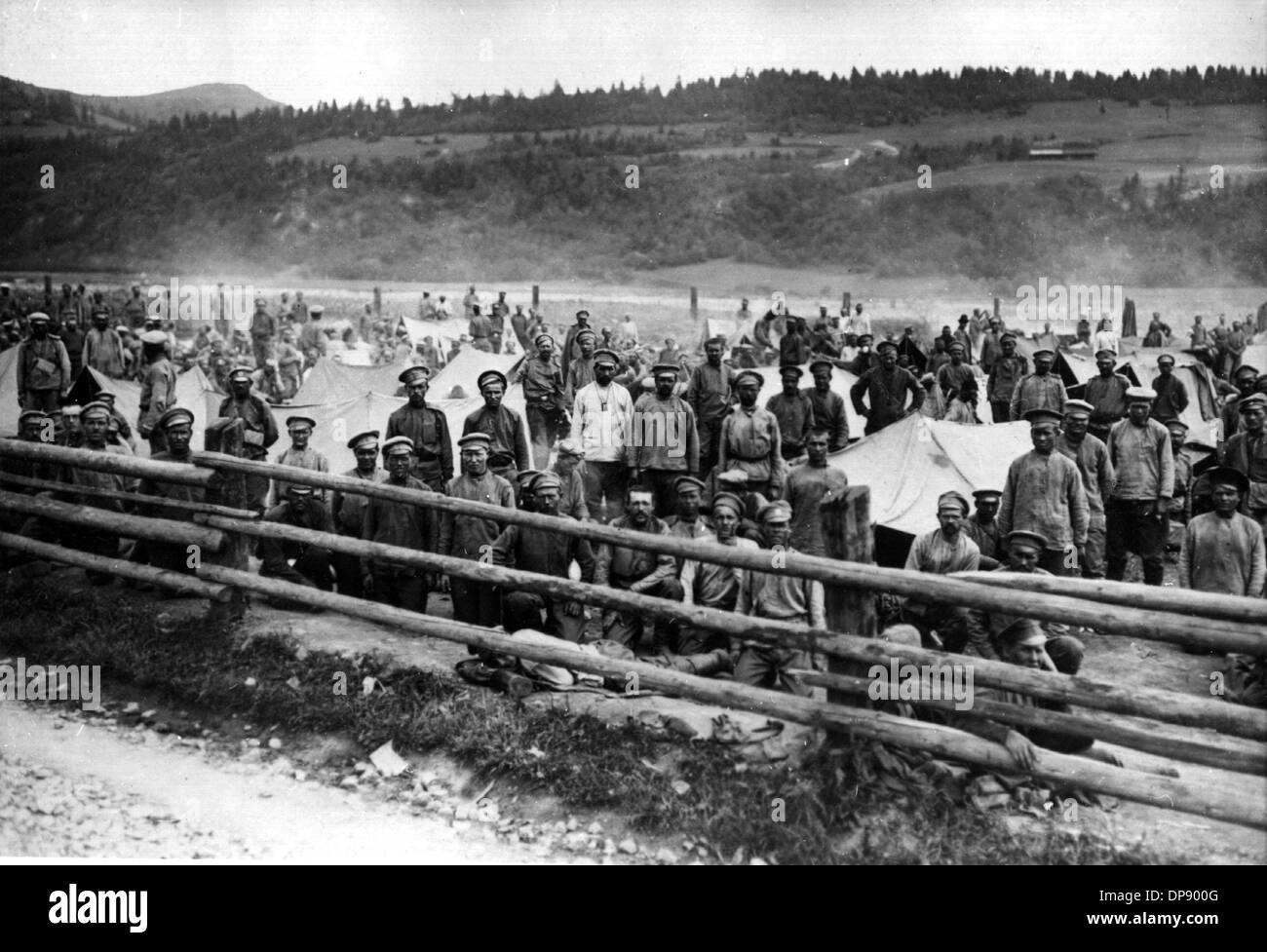 Russische Kriegsgefangene In Einem Lager In Der Nahe Von Tuchla Russland Im Ersten Weltkrieg Die Todlichen Schusse Von Serbischen Nationalisten Auf Den Osterreichischen Thronfolger Franz Ferdinand Am 28 Juni 1914 In Sarajewo