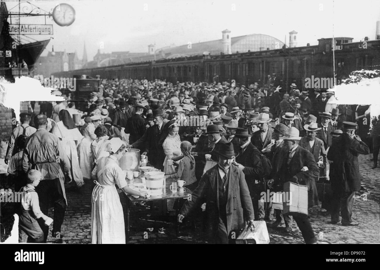 Mobilmachung Am 1 August 1914 In Deutschland Durchsicht Durch Das Rote Kreuz Auf Dem Bahnhof In Berlin Gehostet Werden Die Todlichen Schusse Von Serbischen Nationalisten Auf Den Osterreichischen Thronfolger Franz Ferdinand Am