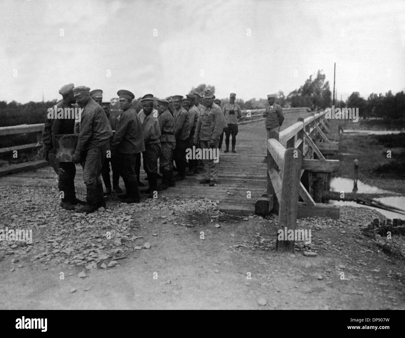 Russische Kriegsgefangene installiert, um Brücken zu schlagen von der österreichisch-ungarischen Armee (undatiert). Die tödlichen Schüsse von serbischen Nationalisten auf den österreichischen Thronfolger Franz Ferdinand am 28. Juni 1914 in Sarajewo verursacht den Ausbruch des ersten Weltkriegs, später zum ersten Weltkrieg im August 1914 aufgerufen werden. Der zentrale Energien, nämlich Deutschland, Österreich-Ungarn und auch später dem Osmanischen Reich (Türkei) und Bulgarien gegen die Triple Entente, bestehend aus Großbritannien, Frankreich und Russland, als auch zahlreiche Verbündete. Das traurige Ergebnis des ersten Weltkrieges, endete mit der Niederlage der Centra Stockfoto