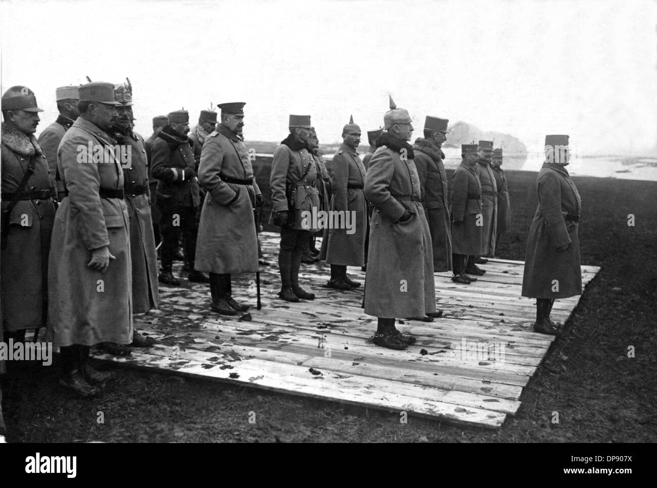 Kampagne in Galizien: Erzherzog Friedrich von Österreich und sein Gefolge akzeptieren eine Parade des Korps Hofmann. Die tödlichen Schüsse von serbischen Nationalisten auf den österreichischen Thronfolger Franz Ferdinand am 28. Juni 1914 in Sarajewo verursacht den Ausbruch des ersten Weltkriegs, später zum ersten Weltkrieg im August 1914 aufgerufen werden. Der zentrale Energien, nämlich Deutschland, Österreich-Ungarn und auch später dem Osmanischen Reich (Türkei) und Bulgarien gegen die Triple Entente, bestehend aus Großbritannien, Frankreich und Russland, als auch zahlreiche Verbündete. Das traurige Ergebnis des ersten Weltkrieges, endete mit der Niederlage der Stockfoto