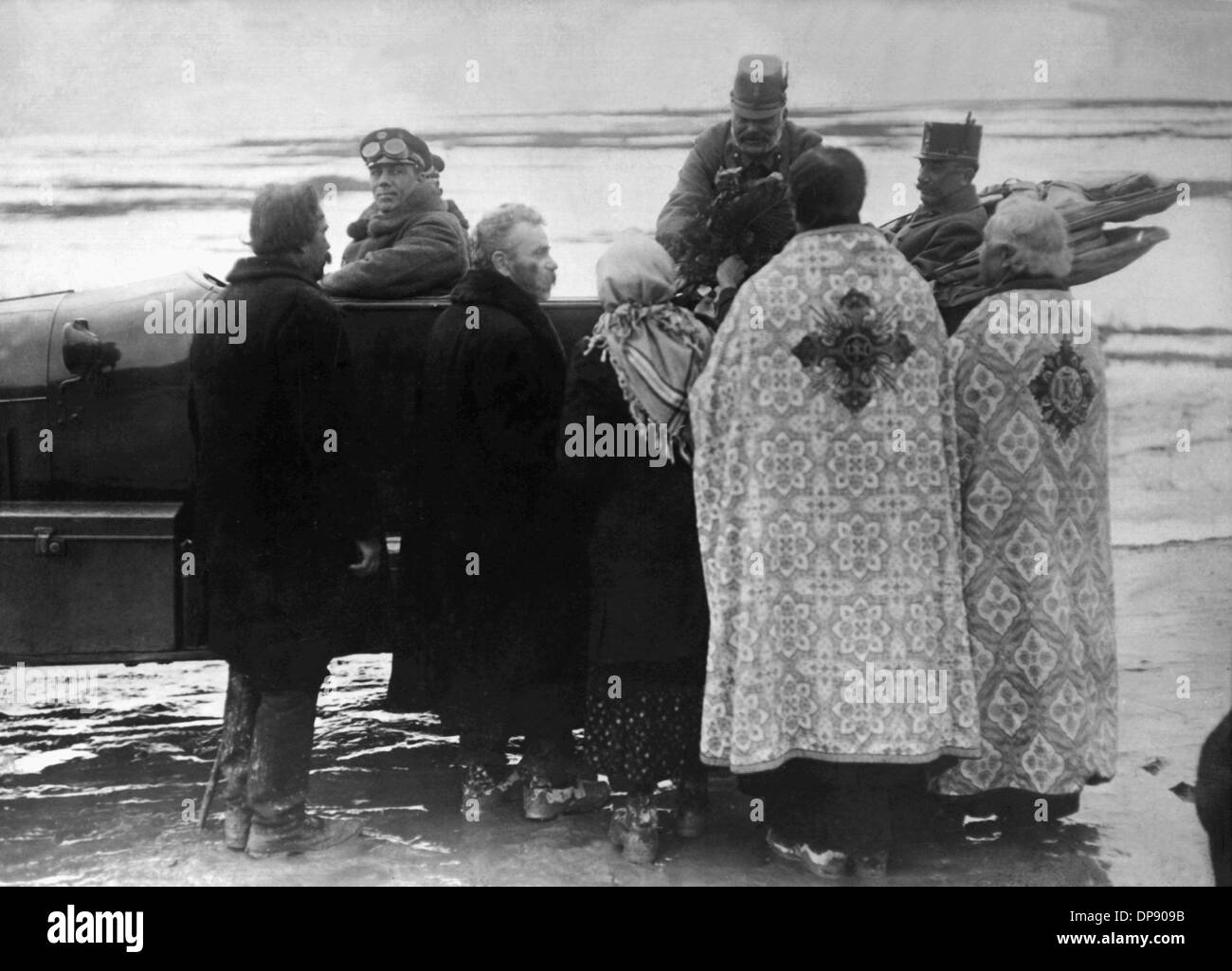 Ein Geistlichen der russisch-orthodoxen Kirche spricht mit Erzherzog Friedrich von Österreich (undatiert). Die tödlichen Schüsse von serbischen Nationalisten auf den österreichischen Thronfolger Franz Ferdinand am 28. Juni 1914 in Sarajewo verursacht den Ausbruch des ersten Weltkriegs, später zum ersten Weltkrieg im August 1914 aufgerufen werden. Der zentrale Energien, nämlich Deutschland, Österreich-Ungarn und auch später dem Osmanischen Reich (Türkei) und Bulgarien gegen die Triple Entente, bestehend aus Großbritannien, Frankreich und Russland, als auch zahlreiche Verbündete. Das traurige Ergebnis des ersten Weltkrieges, endete mit der Niederlage der zentralen Stockfoto