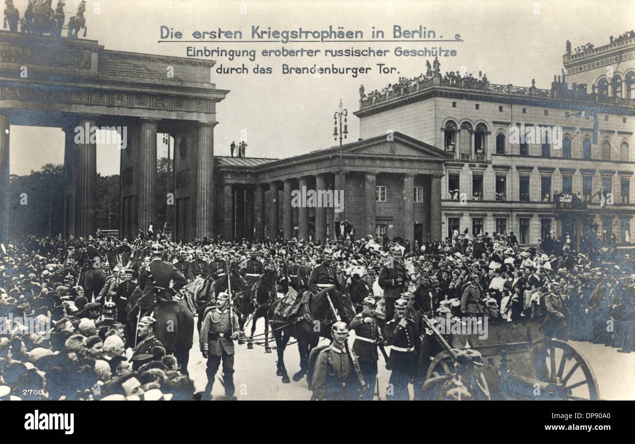 Eine Postkarte vom ersten Weltkrieg zeigt eine Militärparade durch deutsche  Truppen durch Brandeburg Tor in Berlin, September 1914. Das Schreiben liest  "der erste Kriegstrophäen in Berlin. Übertragung der eroberten russische  Waffen durch
