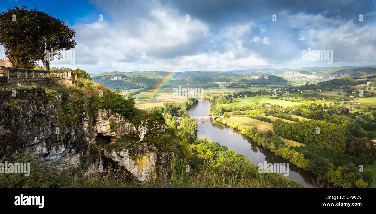 Dordogne-Tal, Frankreich, Europa. Von der schönen malerischen Stadt Domme betrachtet. Stockfoto