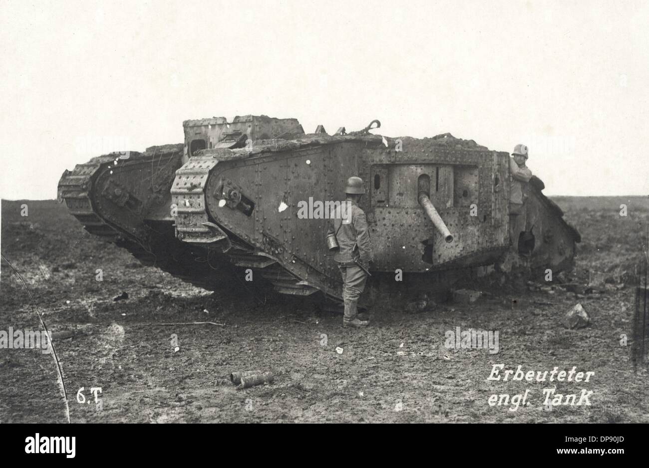 Das s/w-Foto vom ersten Weltkrieg zeigt deutsche Soldaten vor einem erbeuteten britischen Panzer 1917. Der Tank ist ein Mark Tank der britischen Armee. Im ersten Weltkrieg dienten Panzer von 1916, wenn sie in den ersten Tank offensive in der Geschichte betrieben wurden. Foto: Sammlung Sauer Stockfoto