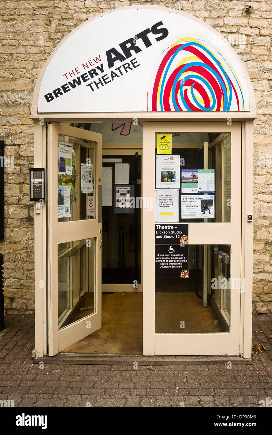 Eintritt in die neue Brauerei Arts Theatre in Cirencester UK Stockfoto