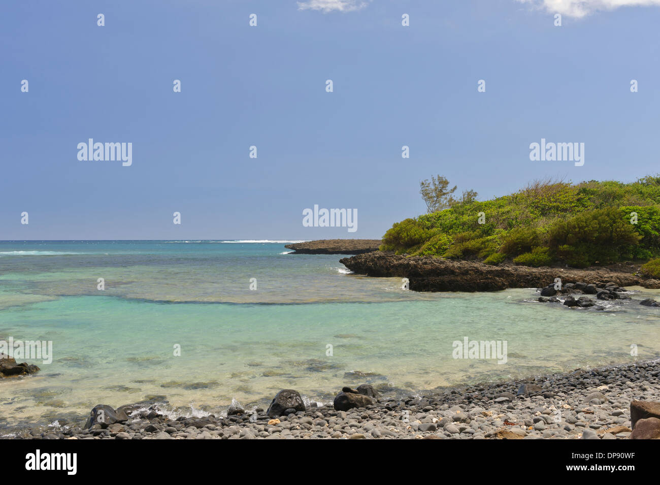 Pebbles aller Baugrößen decken den Strand von Iles ilot Sancho, einer kleinen unbewohnten Insel in der Savanne district, Mauritius. Stockfoto