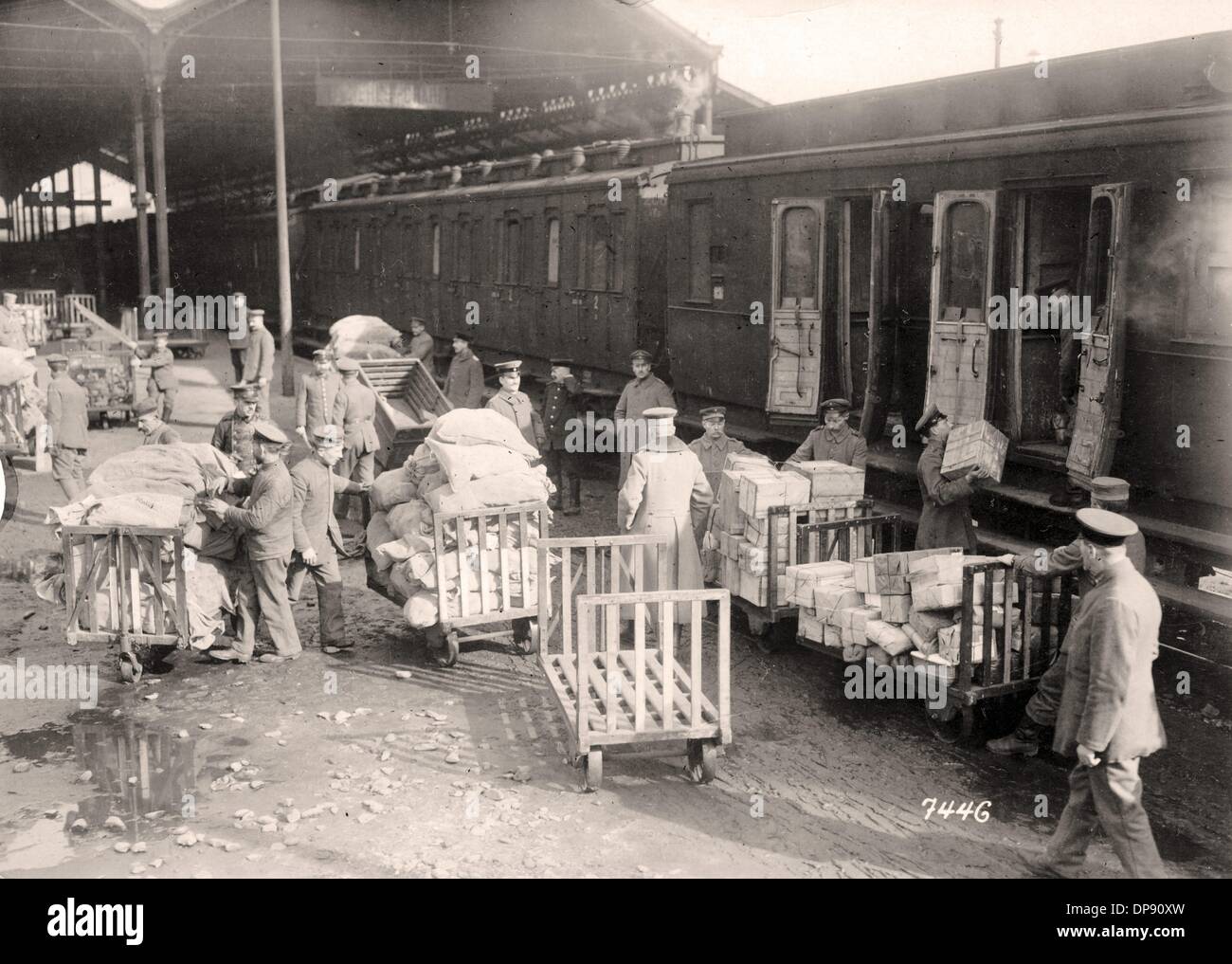 Deutsche Soldaten und Angestellte des staatlichen Eisenbahnunternehmens Reichsbahn-Transportposten an der Front, Datum und Ort unbekannt. Fotoarchiv für Zeitgeschichte Stockfoto