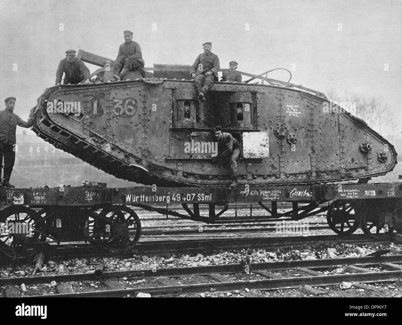 Ein englischer Panzer, erobert von deutschen Truppen in der Schlacht von Cambrai, Ort und Datum unbekannt. Fotoarchiv für Zeitgeschichte Stockfoto
