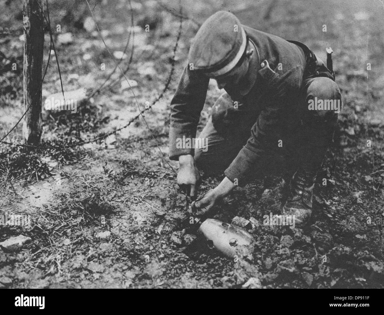 Ein deutscher Soldat stellt eine Mine auf. Im Ersten Weltkrieg wurden die ersten industriell produzierten Minen in Aktion gesetzt. Fotoarchiv für Zeitgeschichte Stockfoto