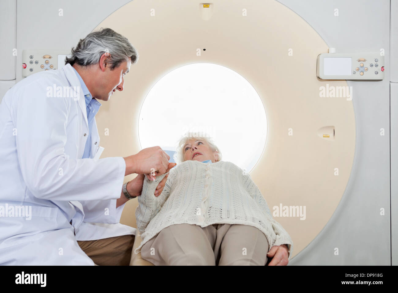 Radiologe tröstet Patienten vor der CT-Scan Stockfoto