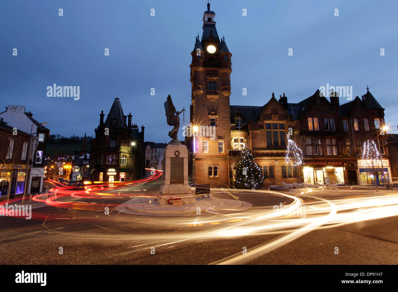 Lockerbie Weihnachtsbeleuchtung Stadtzentrum am frühen Abend Blick auf Kriegerdenkmal und Rathaus mit nachgestellten Lichter der Autos Stockfoto