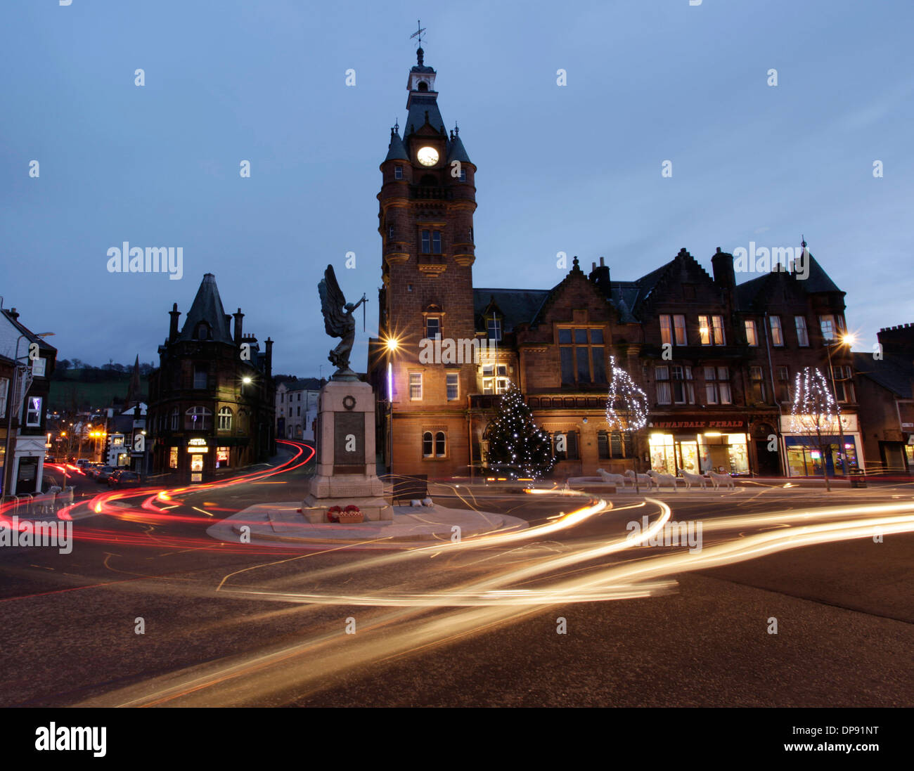 Eine geschäftige Stadt Lockerbie Zentrum Weihnachtsbeleuchtung am frühen Abend Stockfoto