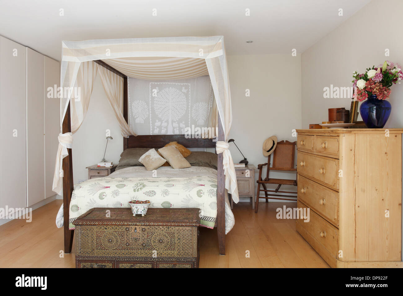 Himmelbett mit dekorativen Musselin Stoff Bowlinghalle Wohngebäude, London, UK. Stockfoto