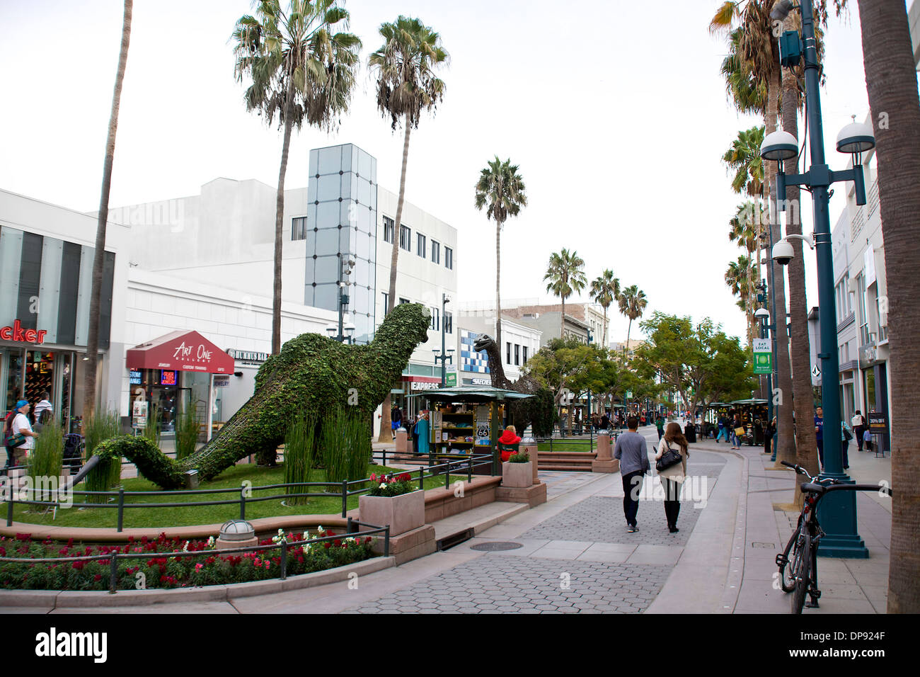 Geschäfte und Menschen beim Einkaufen in 3rd Street Promenade, Santa Monica, Los Angeles, California, Vereinigte Staaten von Amerika, USA Stockfoto