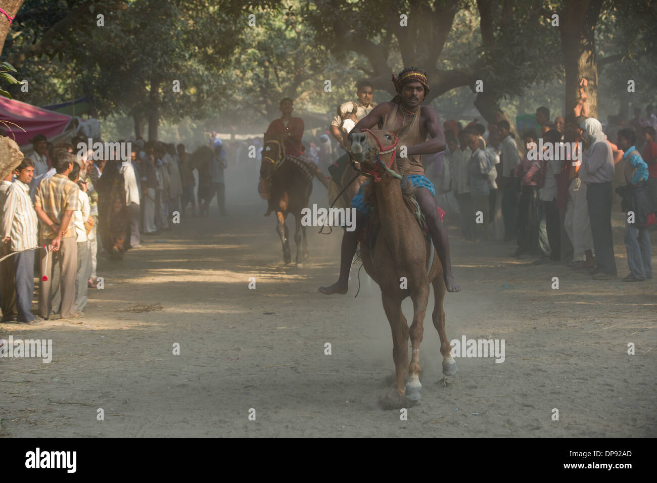Männer reiten Pferde, sie zeigen auf dem Pferd Basar Sonepur Mela, Sonepur, Bihar, Indien Stockfoto