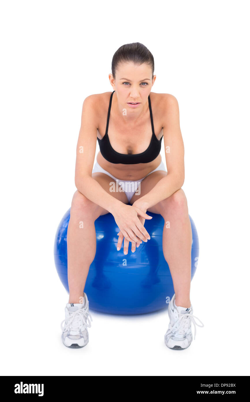 Ernst Fit Frau sitzen auf Gymnastikball Stockfoto