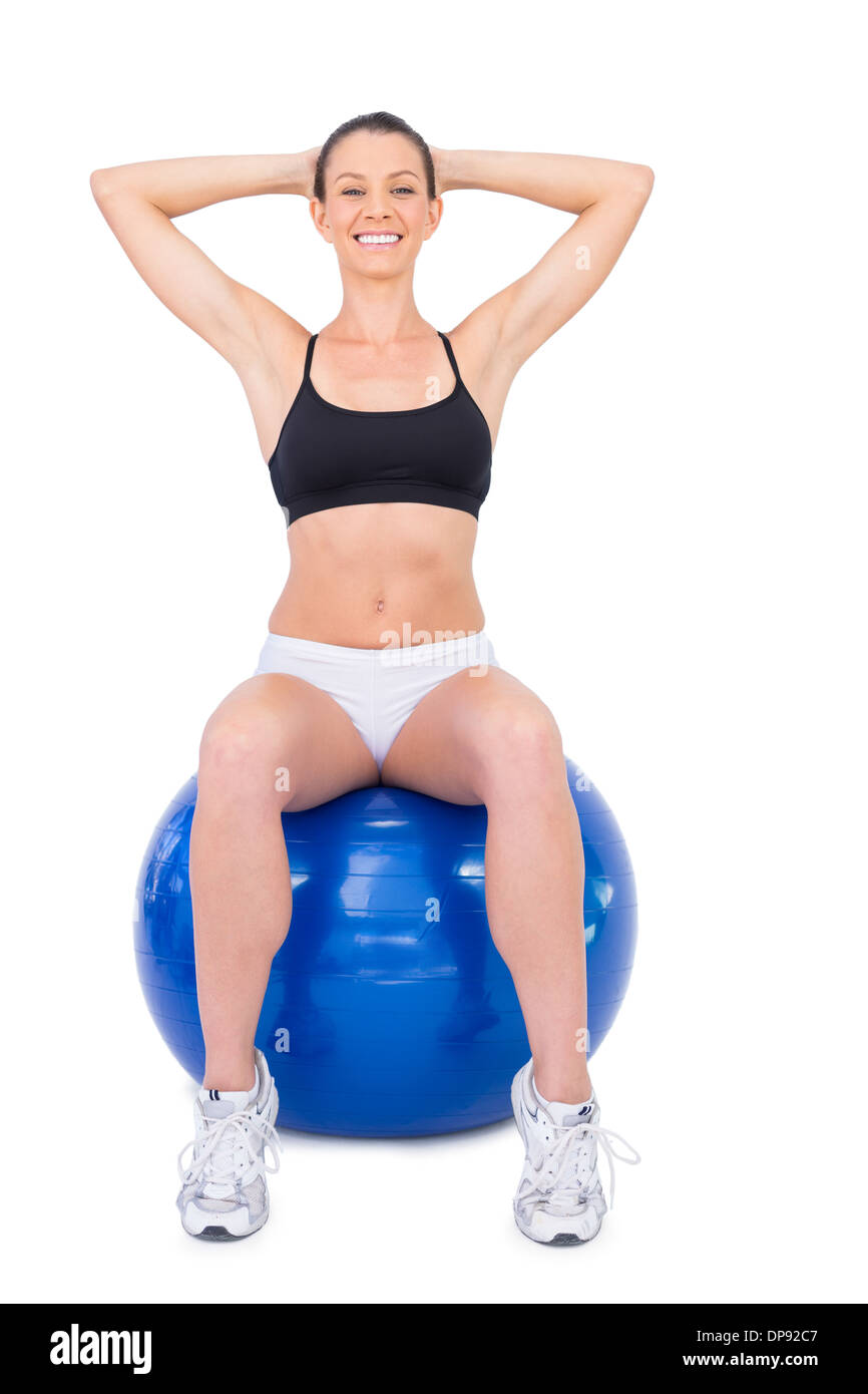 Happy fit Frau Workout mit Gymnastikball Stockfoto