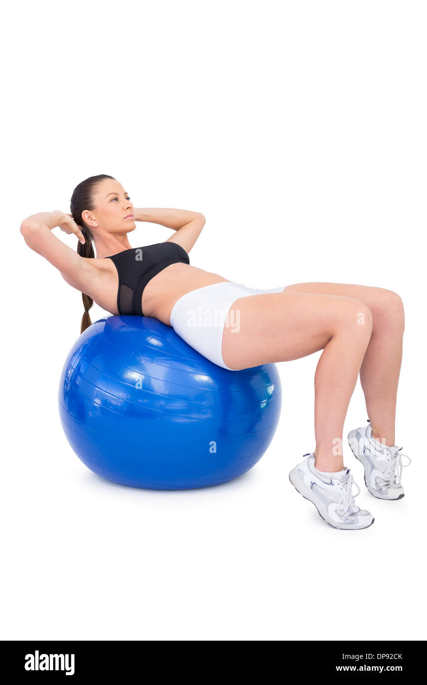 Ernst Fit Frau Workout mit Gymnastikball Stockfoto