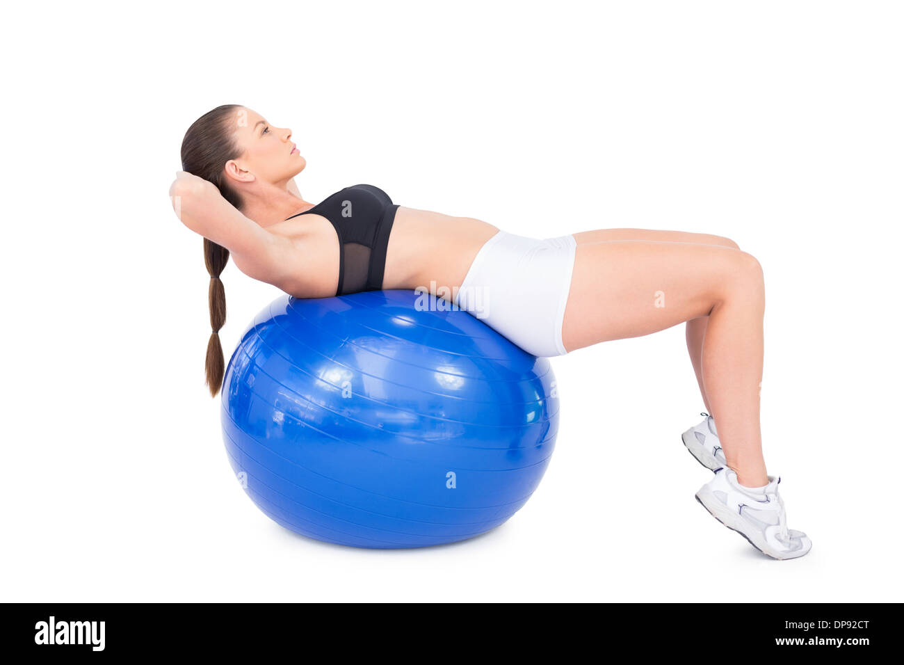 Konzentrierte Fit Frau Workout mit Gymnastikball Stockfoto