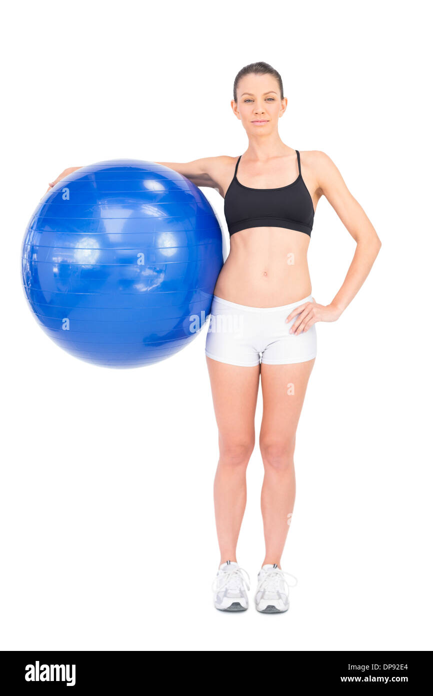 Entspannt Fit Frau hält Gymnastikball Stockfoto