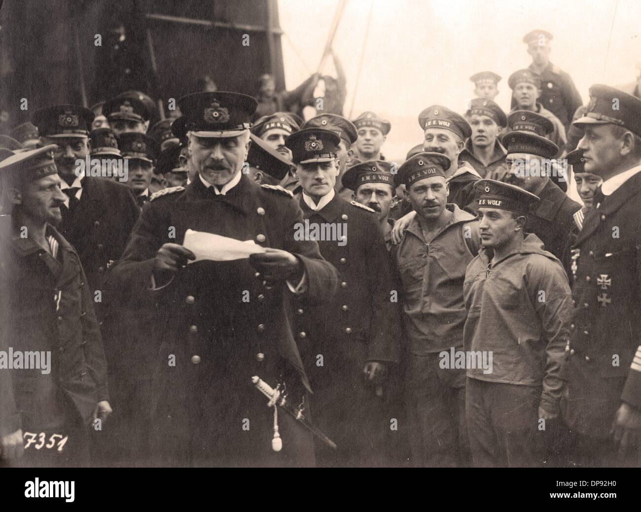 Admiral Gustav Bachman, Gouverneur des Imekalen Marinehafens Port Kiel, hält anlässlich der Rückkehr des deutschen Hilfskreuzers SMS Wolf im Februar/März 1918 in Kiel eine Rede. Fotoarchiv für Zeitgeschichte Stockfoto