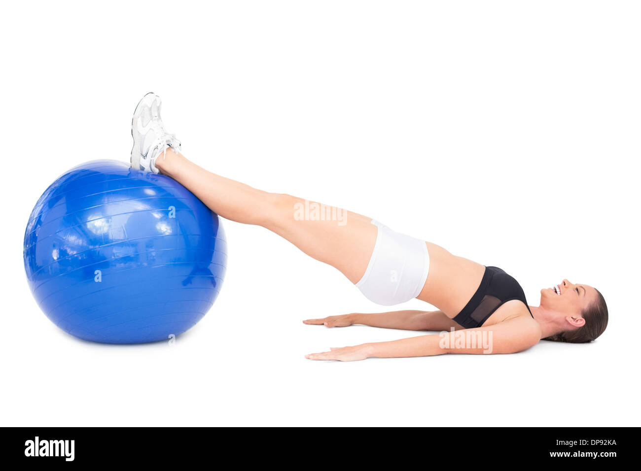 Seitenansicht des Lächelns passen Frau liegt bei der Arbeit, mit Gymnastikball Stockfoto