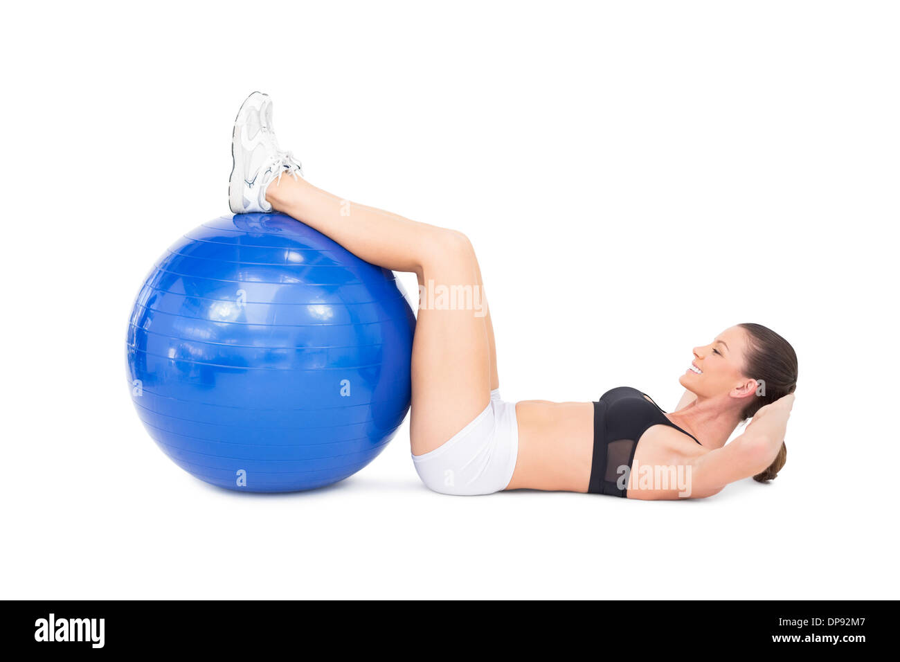 Passen Sie Frau entwickeln ihr abs mit Gymnastikball Stockfoto