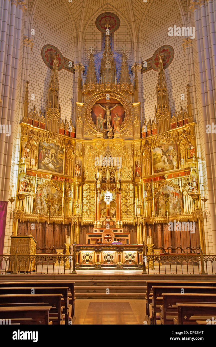 MADRID - 9. März: Geschnitzte neugotische Hauptaltar der Kirche Santa Cruz am 9. März 2013 in Spanien. Stockfoto