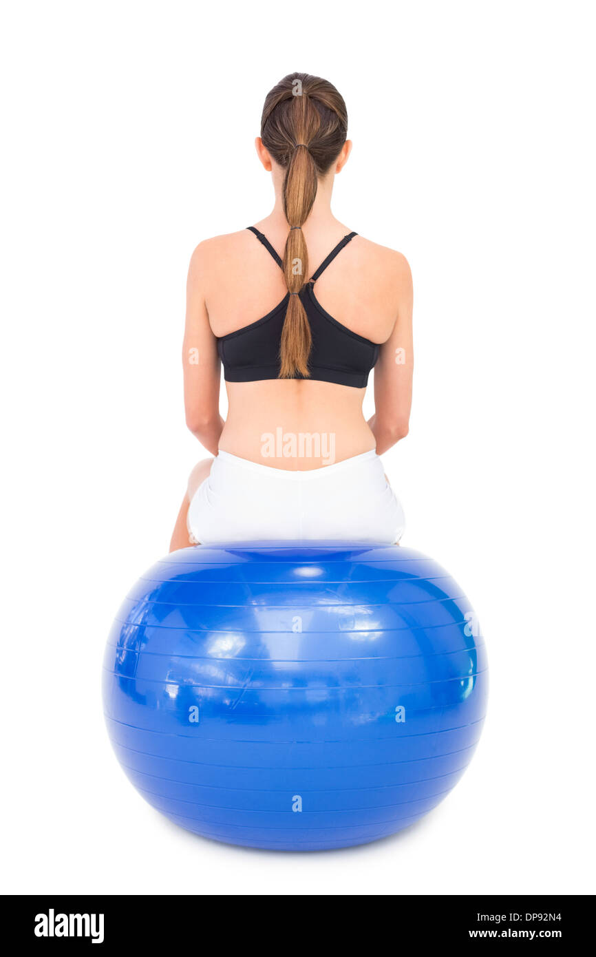 Heckansicht des Fit Frau sitzen auf Gymnastikball Stockfoto