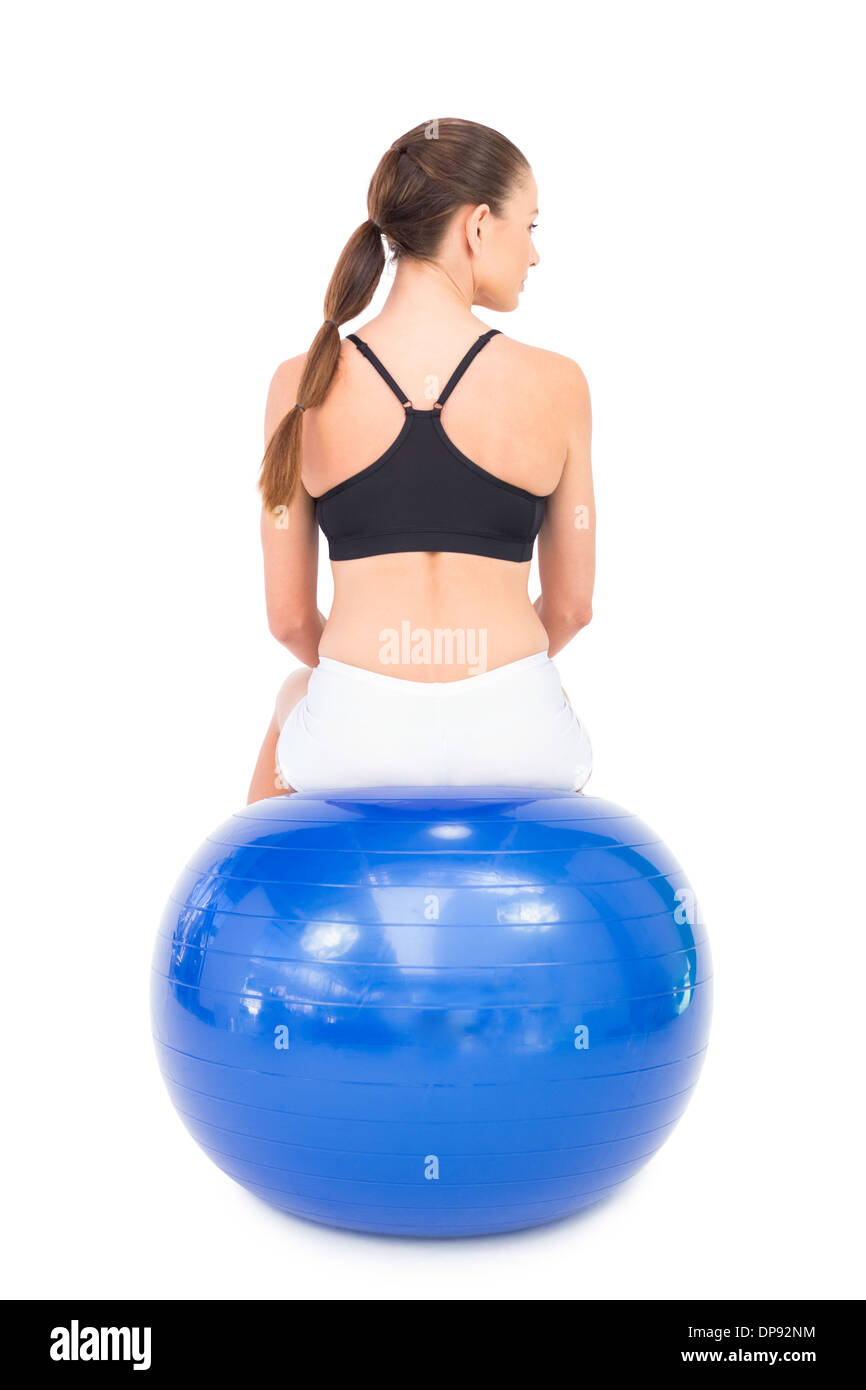 Heckansicht des Fit Frau sitzen auf Gymnastikball Stockfoto