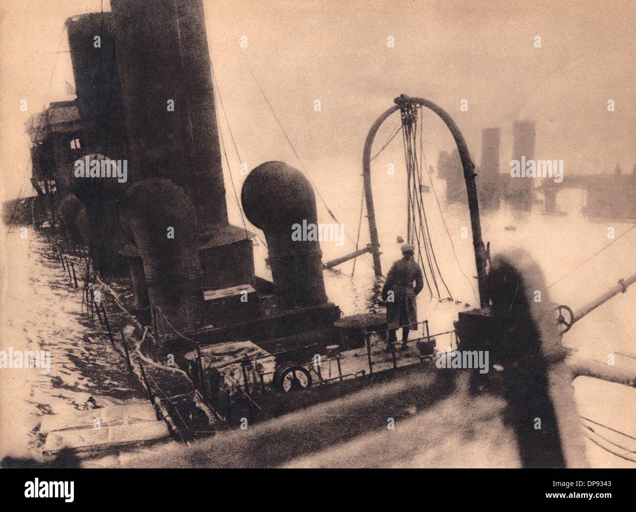 Zerstörte englische Kreuzer nach einem gescheiterten englischen Angriff auf die deutschen Marinestützpunkte Zeebrügge und Ostende (Flandern) im Mai 1918 (sogenannter Zeebrugge RAID). Fotoarchiv für Zeitgeschichte Stockfoto