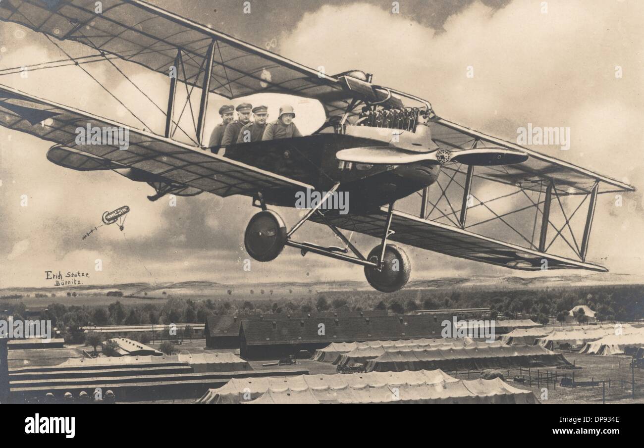 Die Fieldpostcard zeigt deutsche Soldaten an Bord eines Flugzeugs über das Trainingsgelände der Truppe Dörnitz in Deutschland um 1916. Soldaten gingen zu einem Fotografen zu ihren "Spaß Foto" als ein Souvenir das Trainingsgelände. Foto: Sammlung Sauer Stockfoto