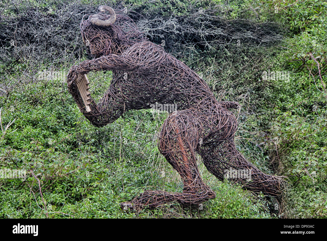 Gehörnte Wicker Man Statue mit Panflöte, Museum of Witchcraft, Boscastle, Cornwall, England Stockfoto