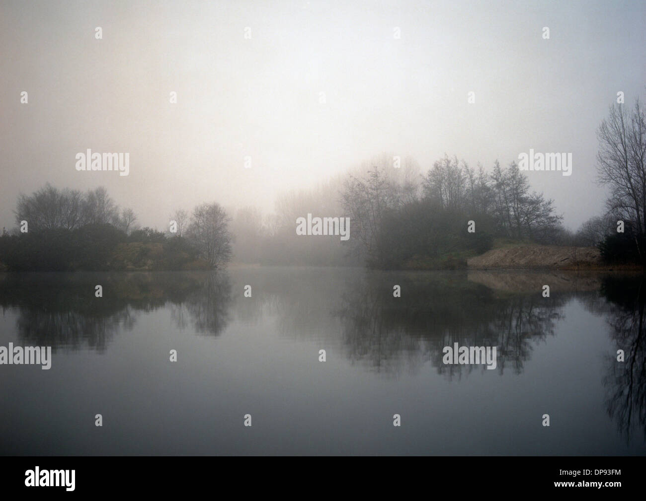 nebelige Landschaft in der Nähe von Seen. Stockfoto