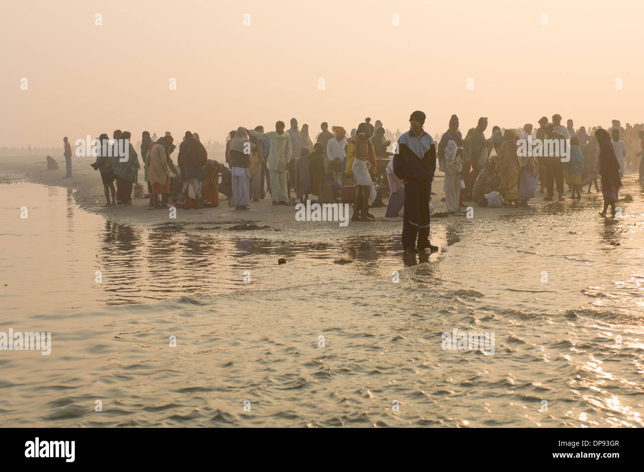 Schar von Pilgern am Ufer des Golfs von Bengalen bei Sonnenaufgang am Ganga Sagar Mela, Sagar Island, West Bengal, Indien Stockfoto