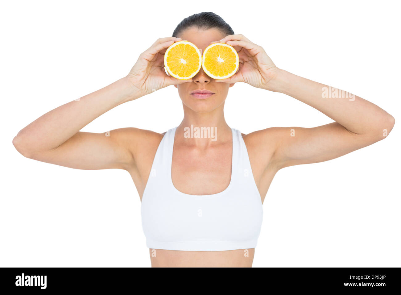 Fit Frau mit Scheiben von Orange auf ihre Augen Stockfoto