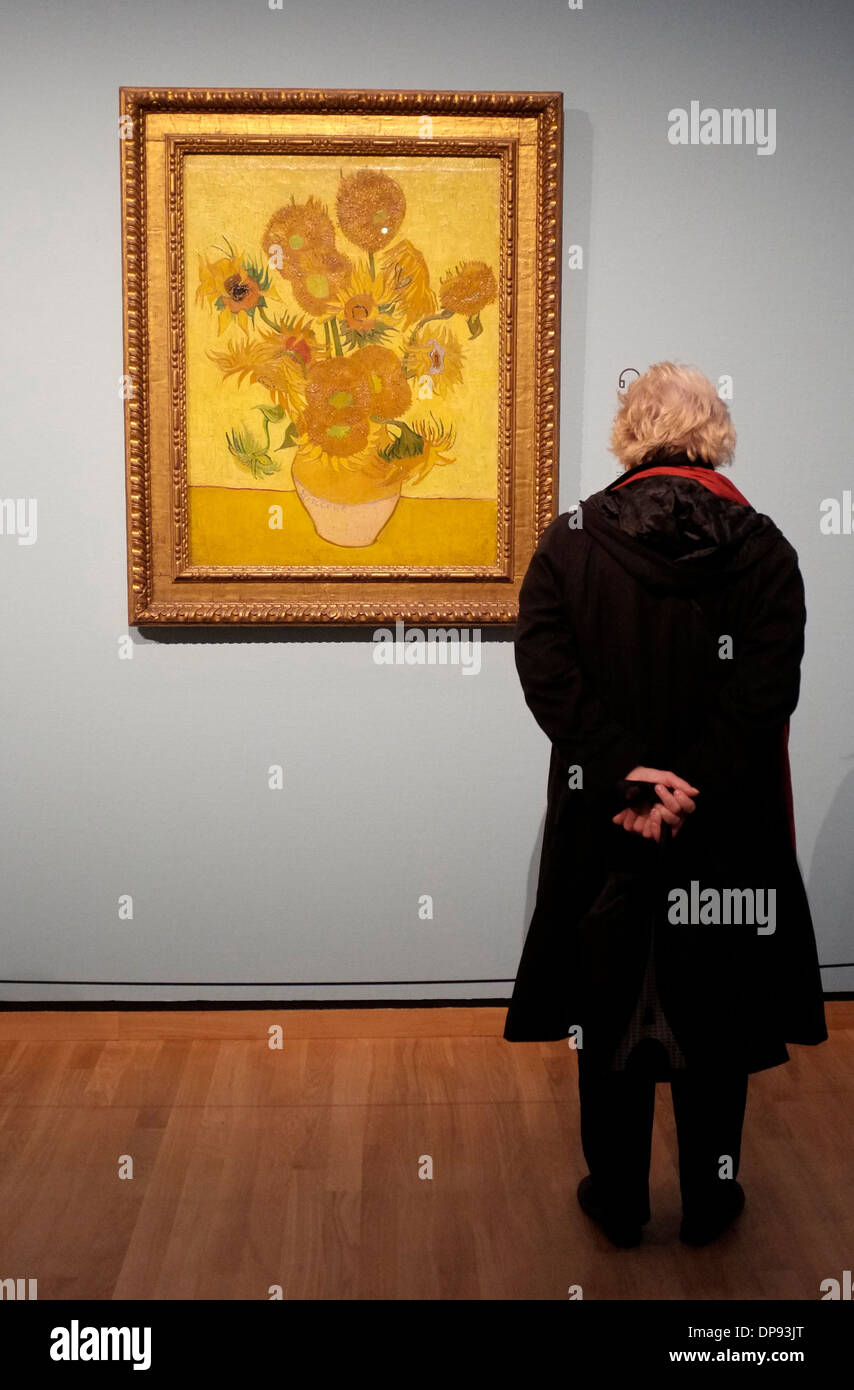 Besucher, die Van Gogh-Museums-Galerie in Amsterdam mit Sonnenblumen von Van Gogh, Januar 2014 Stockfoto
