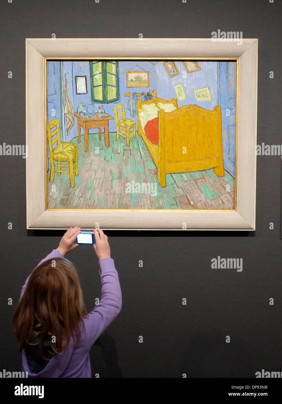 Besucher des Van Gogh Museum, Amsterdam, Ticketreservierungen Werke von Van Gogh. Ein junges Mädchen Fotos' Schlafzimmer im zweiten Arles' Version Stockfoto