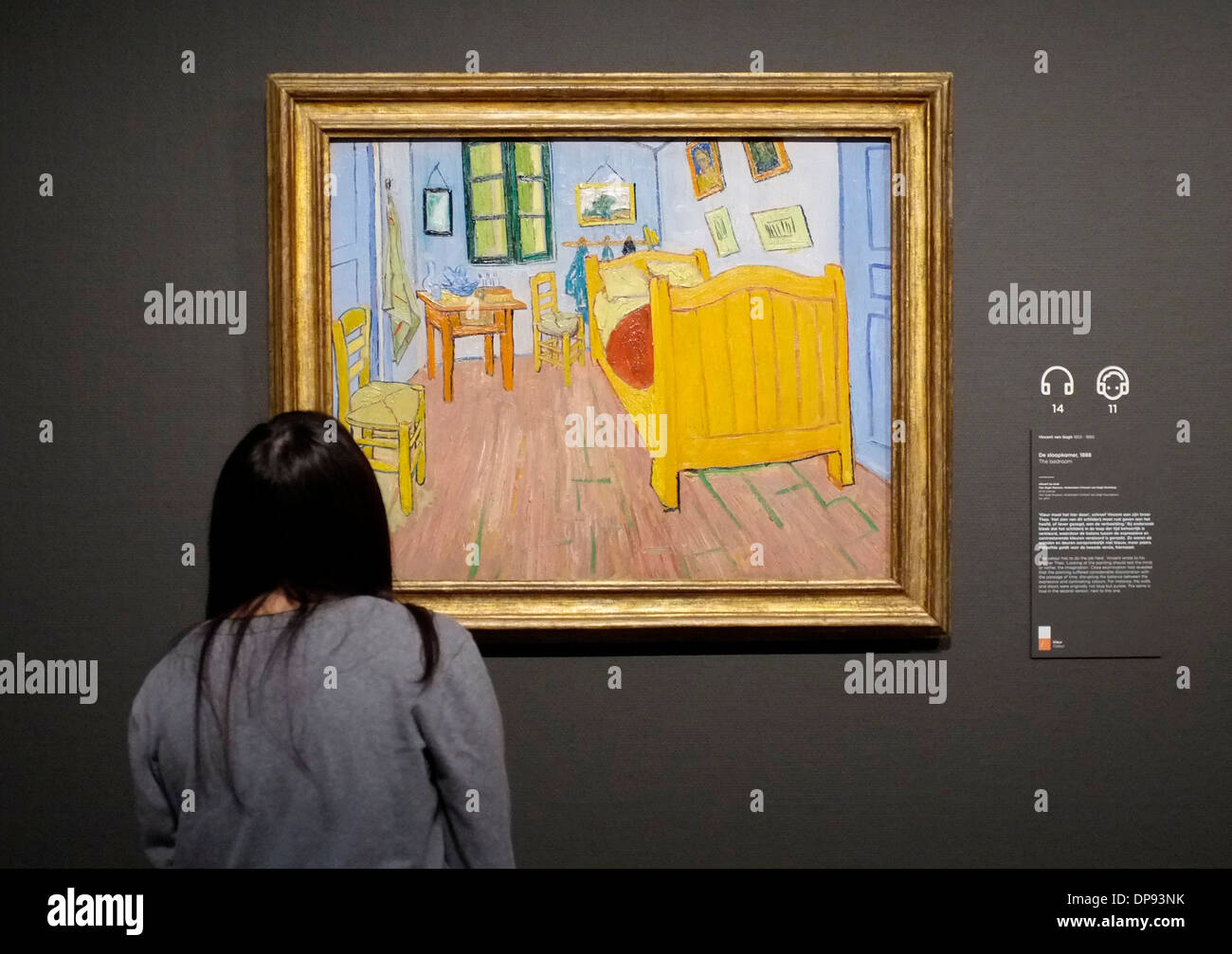 Besucher auf dem Van Gogh Museum in Amsterdam durchlesen Werke von Van Gogh, ein junges Mädchen peruses' Schlafzimmer in Arles' Version Stockfoto